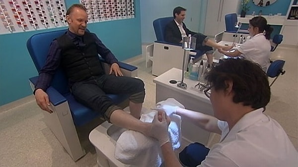 7. Мужчины тоже делают маникюр и педикюр