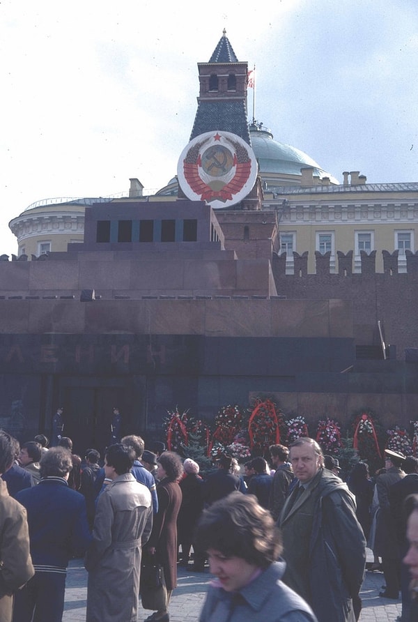 4. Андропов потребовал "повысить эффективность труда".