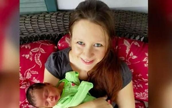 Kendi doğum sancıları giderek artıyor olmasına rağmen Dr. Amanda Hess, hemen işe koyuldu ve kadının doğumunu tamamladı.