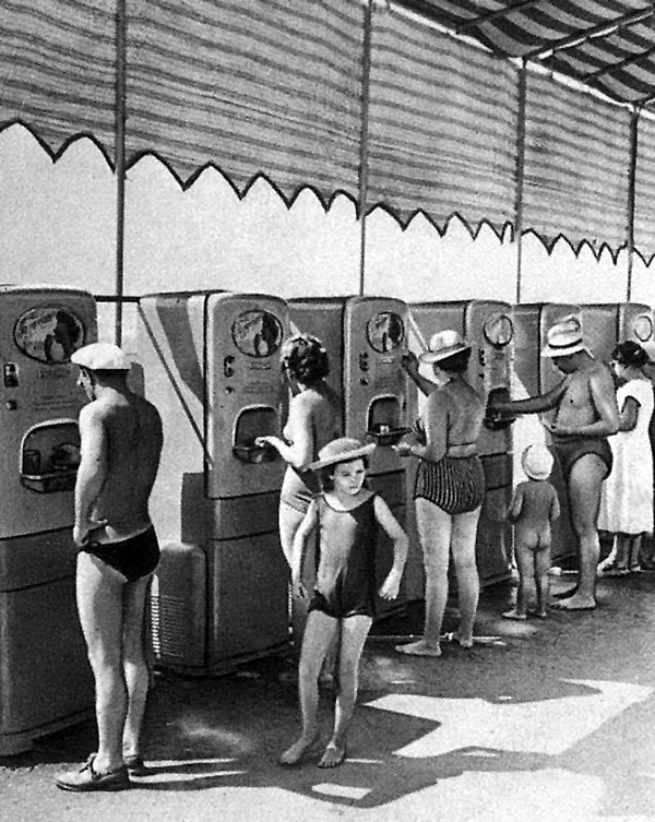 13. Аппараты с содовой. Сочи, 1952 год