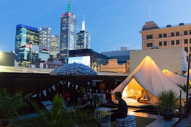 Melbourne'de mükemmel aydınlatılmış bir teras ve keyifli ortamı