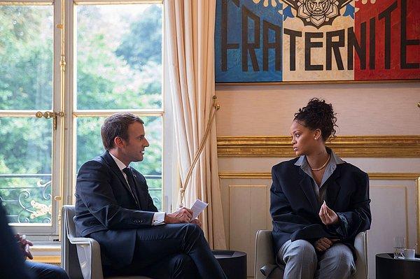 Çalışmalarına hiç durmadan devam eden Rihanna, daha geçen hafta, Fransa'daki kızların eğitim fonu için Fransa Cumhurbaşkanı Emmanuel Macron'la  Elysee Sarayı'nda görüştü.
