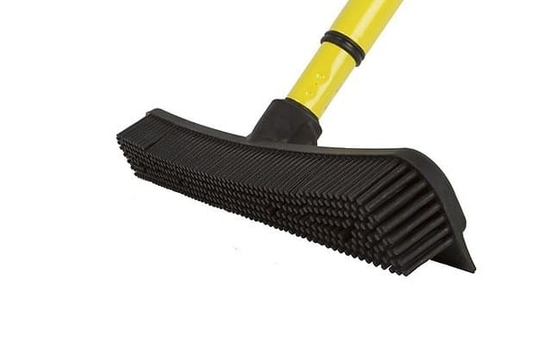 8. С чем (помимо сбора шерсти животных) легко справляется это устройство?