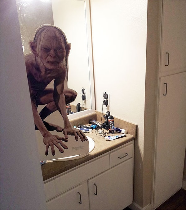 1. "Я проснулся очень рано, пошел в туалет с почти закрытыми глазами, зашел, а там... сказать, что мое сердце ушло в пятки, - ничего не сказать! Отлично пошутил, сосед!"