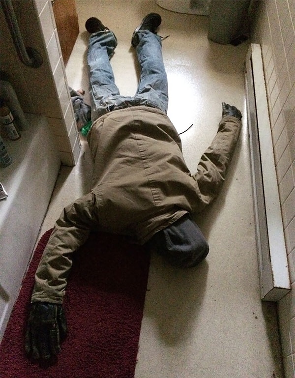 8. "Живу с двумя соседками, которые боятся своих собственных теней. Я решила разыграть их и оставила это в ванной комнате"