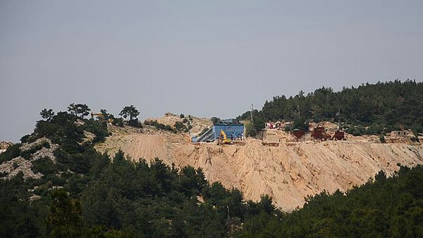 Ocaklar aynı zamanda kültürel bir değere de zarar veriyor. Çünkü bölge Troas antik bölgesinin merkezi kabul ediliyor.