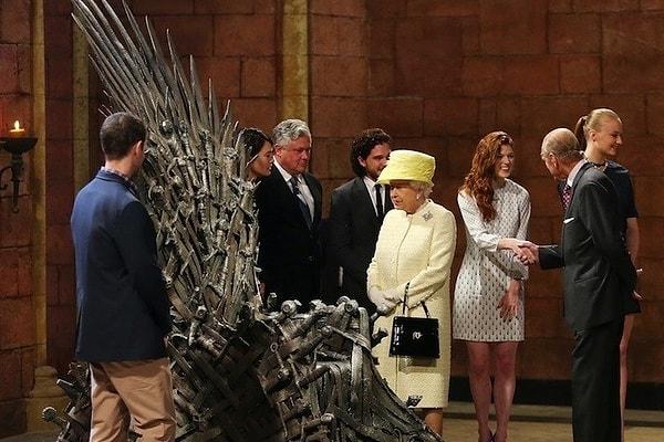 5. Kraliçe II. Elizabeth 2014’te seti ziyaret ederek ekip ve oyuncularla tanıştı. Kraliçeye tahtın minyatür bir versiyonu hediye edildi ve şakayla karışık Demir Taht’a oturması istendi.
