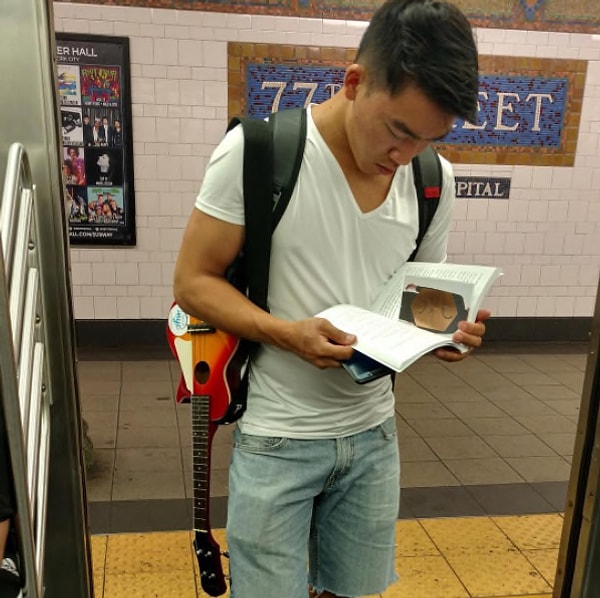 1. Читающие люди в наше время электронных технологий - это в принципе редкость..,