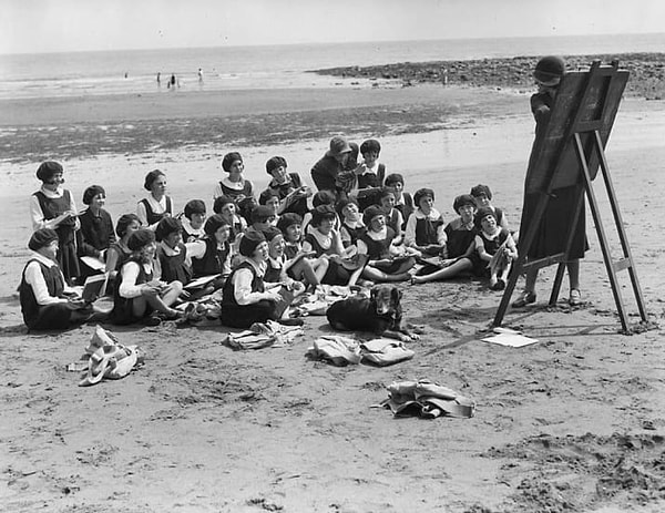 9. А вот группа школьников осваивает азы акварельной живописи.