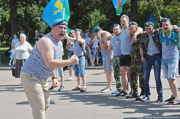 1. 2 августа - это День Воздушно-десантных войск в России.