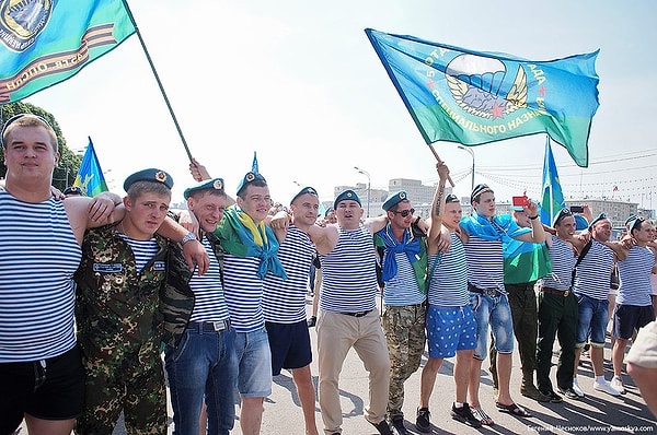 10. В этот день так называемым "понаехавшим" лучше держатся подальше от праздничных гуляний. Каждый год происходят различные инциденты: например, в этом году ВДВшник напал на корреспондента телеканала НТВ.