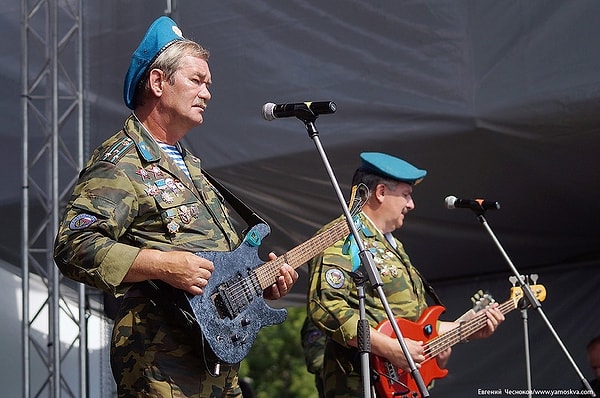 11. Куда же без концерта и традиционных песен? И без знаменитого хита "Расплескалась синева..."?