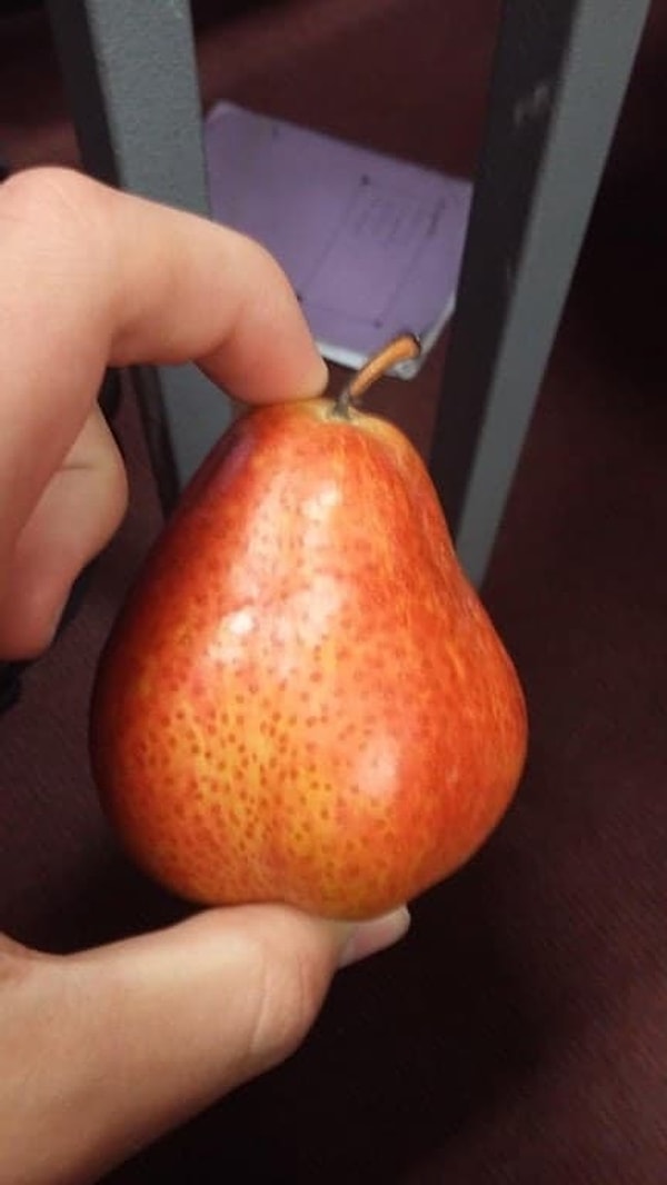 12. Яблоко, которое выглядит грушей 🍎+🍐
