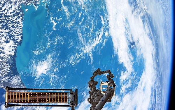 13. Новая солнечная батарея на ослепительно голубом фоне.