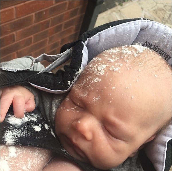 3. Сладкий пупс, посыпанный сахарной пудрой :)