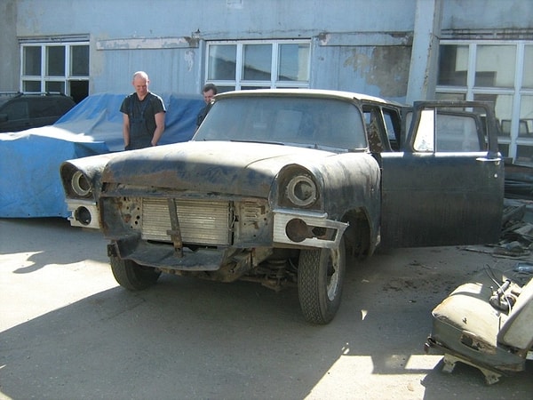 8. Многие автомобили все еще ждут реставрации, чтобы родиться снова и поколесить по родным дорогам!