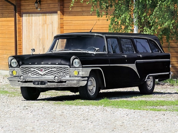 11. Редчайший экземпляр "ГАЗ-13С Чайка", выполнявший функции кареты скорой помощи в Кремле.