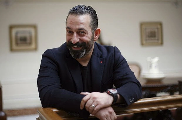 Cem Yılmaz Twitter hesabından Sabah gazetesinden özür beklediğini açıkladı 👇
