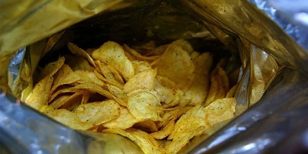 5. Производители оставляют пакет с чипсами наполовину пустым, чтобы чипсы не крошились при транспортировке.