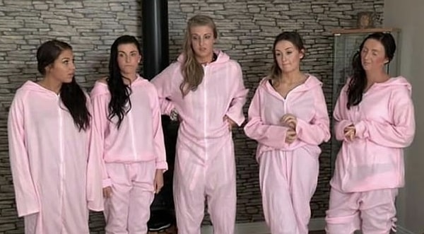 5. Подружек невесты заставили одеться в нежно-розовые бесформенные костюмчики. И, судя по их лицам, они не были в восторге от этой идеи