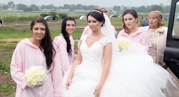 7. Мама невесты пришла в ужас, поняв, что ее доченька будет выходить замуж посреди грязного поля со свиньями