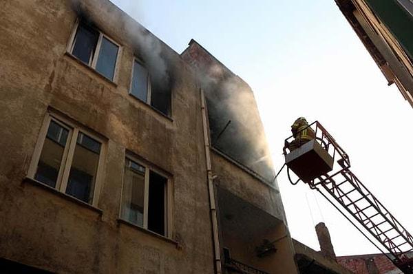 Camivasat Mahallesi'de bulunan 3 katlı apartmanda 10 gün önce elektrik ve su saatlerinin olduğu bölümde çıkan yangın, itfaiye ekiplerinin müdahalesi sonucu söndürüldü.