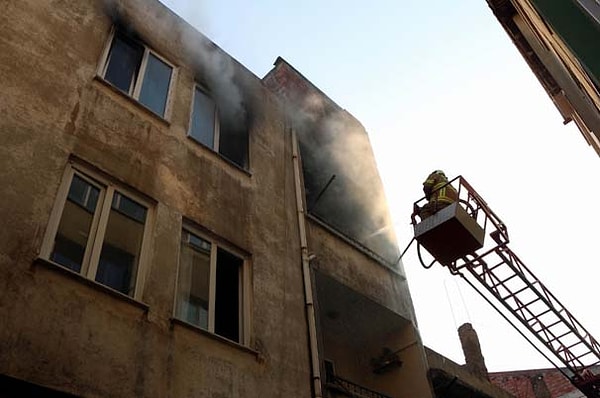 Camivasat Mahallesi'de bulunan 3 katlı apartmanda 10 gün önce elektrik ve su saatlerinin olduğu bölümde çıkan yangın, itfaiye ekiplerinin müdahalesi sonucu söndürüldü.