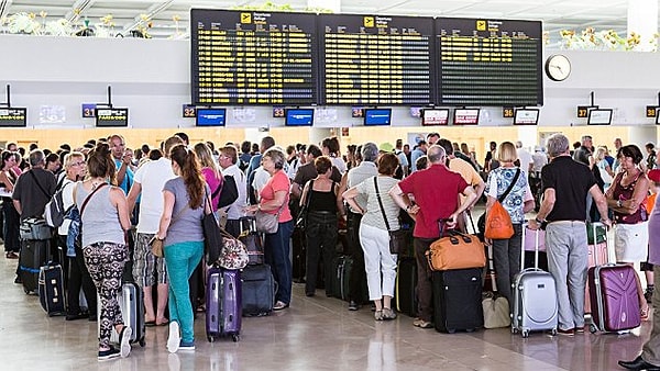 7. Одни считают, что авиакомпании должны быть более современными и позволять надевать пассажирам все, что они хотят (раз уж билет оплачен).