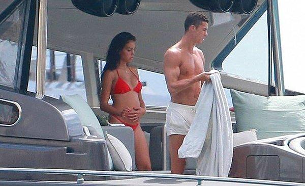 5. Cristiano Ronaldo, karnında onun bebeğini taşıyan Georgina Rodriguez ile Ibiza'da tatil yaparken objektiflere yakalandı.