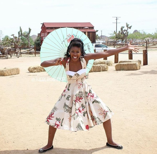 7. Вот как дамы сегодня вписывают зонтики от солнца в свой гардероб: