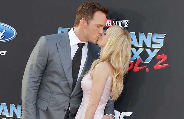 10. Источник, близкий к семье, поделился: "Это копилось очень долгое время. Просто в один момент они поняли, что по-разному смотрят на жизнь. Крис и Анна принимали множество попыток прийти к общему решению, но спасти брак не удалось".