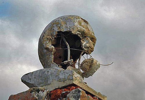 14. А вот и памятник В.И. Ленину, который кто-то в приступе гнева и отчаянья расстрелял из охотничьего ружья.