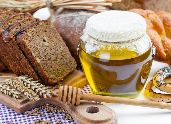 По славянской традиции на Медовый Спас в храмах совершается малое освящение воды, а также меда нового сбора, благословляется его употребление в пищу.