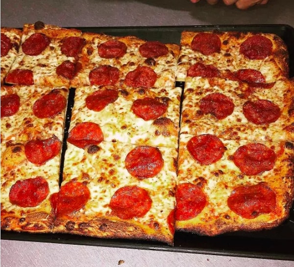 5. "Я не могу есть эту пиццу, потому что она нарезана квадратиками, а квадратная пицца - это слишком забавно!"