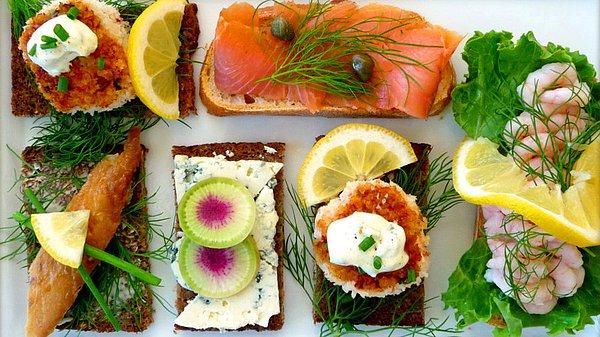 4. Danimarkalılar öğle yemeklerinde genellikle çavdar ekmeği üzerine konulan deniz ürünleri, sebze veya etle oluşturulan açık sandviçlerden tercih ediyor.