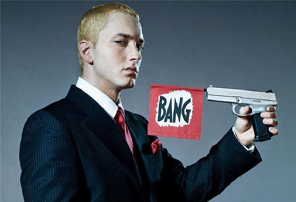 14. Eminem’in annesi, şarkı sözlerinde kendisini uygunsuzca geçirdiği için oğluna 11 milyon dolarlık bir tazminat davası açmış. İlk görüşmenin ardından 25.000 dolara anlaşmışlar, 23,354 dolarını avukat almış.