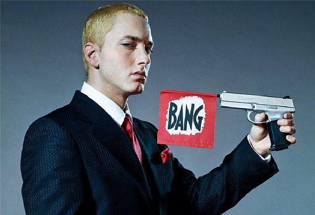 14. Eminem’in annesi, şarkı sözlerinde kendisini uygunsuzca geçirdiği için oğluna 11 milyon dolarlık bir tazminat davası açmış. İlk görüşmenin ardından 25.000 dolara anlaşmışlar, 23,354 dolarını avukat almış.