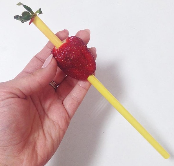 6. Чтобы удалить "хвостик" клубники, используйте соломинку