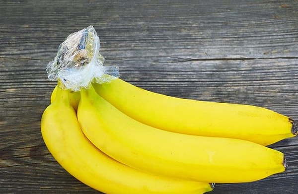 9. Чтобы бананы спели медленнее, оберните эту их часть пищевой плёнкой: