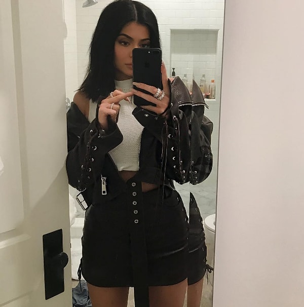 1. По количеству фоловеров в Инстаграм Кайли занимает 8-ое место в мире (96,6 млн)