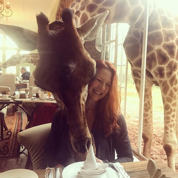 11. В Найроби (Кения) вы можете остановиться в интересном поместье. Здесь жирафы могут расслабляться вместе с вами, пока вы трапезничаете.