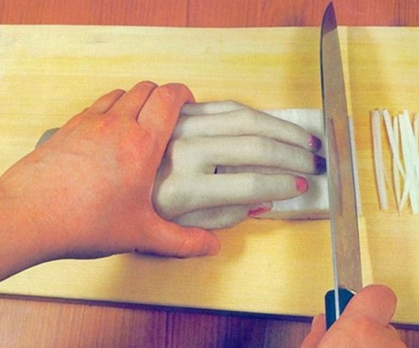 7. Безопасность прежде всего. С помощью этой руки вы сможете резво шинковать продукты, не боясь отрезать немного пальцев!