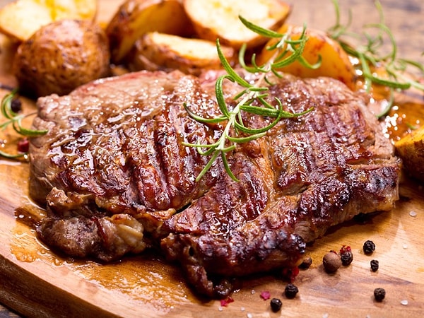 16. Нарезка мяса сразу после того, как оно снято с огня