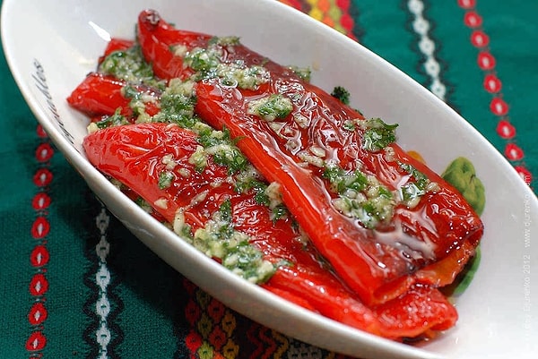 7. Печеный перец с чесноком