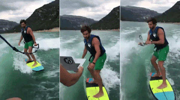 Suyun Üstünde Şov Yapmak İsterken Laptopundan Olan Adam