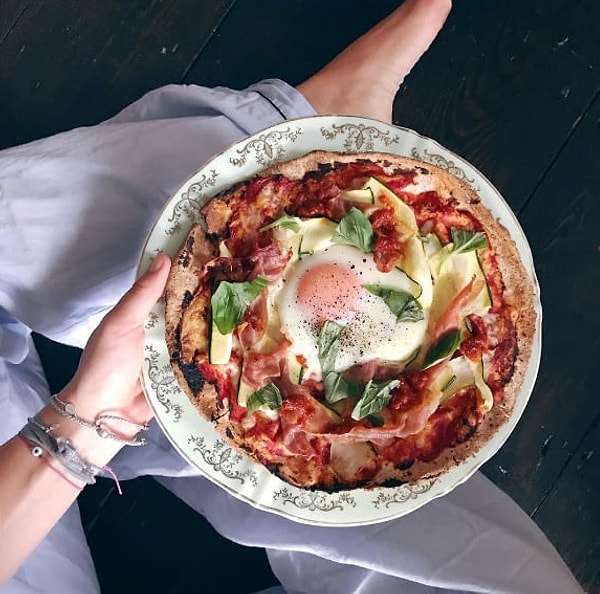 6. «Моя жена заставляла меня фоткать еду с правильного ракурса, которую она зачем-то держала прямо над своими ступнями, причем для этого мне приходилось залезать на диван», — делится Эдвард