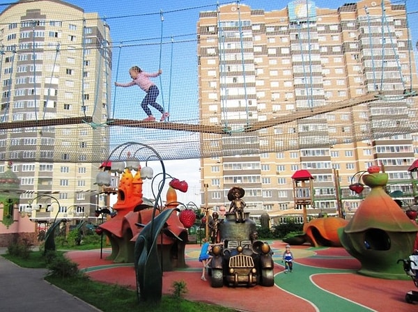 7. Детские площадки также хорошо оборудованы.