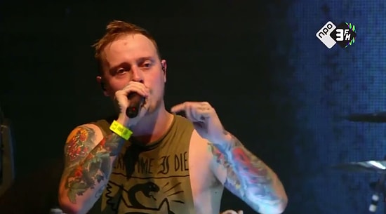 Architects'in Solisti Sam Carter, Tacizi Fark Edince Şarkıyı Yarıda Kesti!