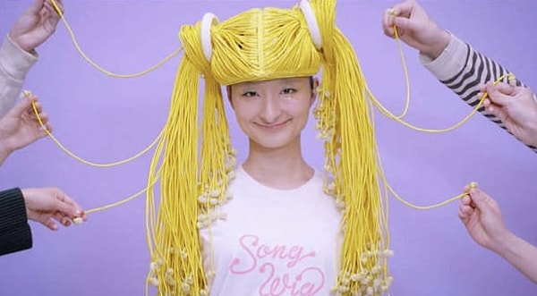 1. Основной материал такого парика — тонкие провода, к концам которых прикреплены наушники-вкладыши