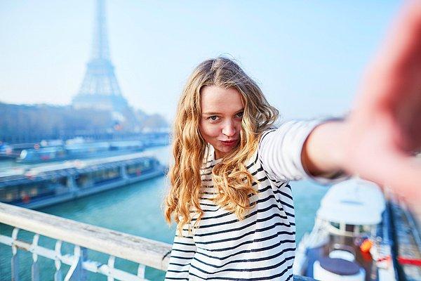 1. Hayatında ilk defa çıktığın yurt dışı gezisinde en güzel manzarayı yakaladım derken; rüzgarın çıkmasıyla kayık çıkan bu selfie: